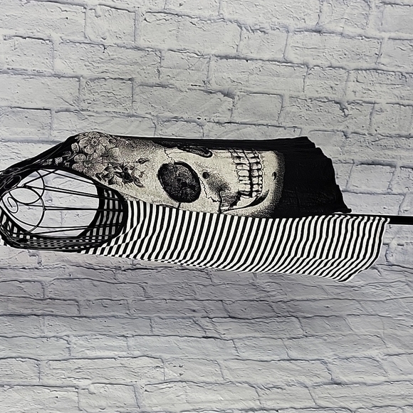 HOT‎ TOPIC Sleeveless Black and White Striped Two Skulls Graphic Blouse S/M - Picture 5 of 7